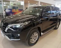 TOYOTA HILUX SW4 2.8 D-4D TURBO DIESEL SRX 7L 4X4 AUTOMÁTICO TOYOTA HILUX SW4 2.8 D-4D TURBO DIESEL SRX 7L 4X4 AUTOMÁTICO