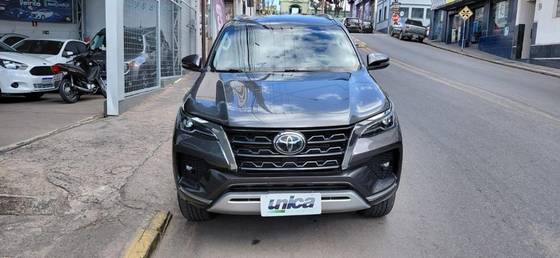 TOYOTA HILUX SW4 2.8 D-4D TURBO DIESEL SRX 7L 4X4 AUTOMÁTICO