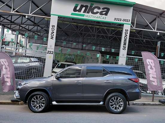 TOYOTA-HILUX SW4-2.8 D-4D TURBO DIESEL SRX 7L 4X4 AUTOMÁTICO TOYOTA-HILUX SW4-2020