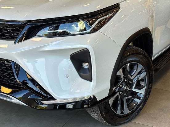 TOYOTA-HILUX SW4-2024
