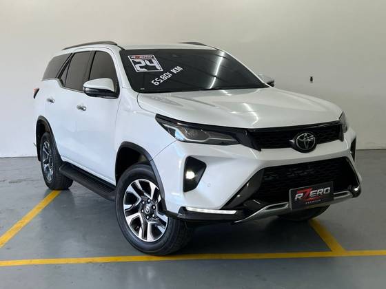 TOYOTA HILUX SW4 2.8 D-4D TURBO DIESEL SRX PLATINUM 7L 4X4 AUTOMÁTICO