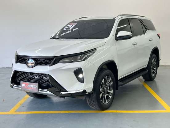 TOYOTA-HILUX SW4-2024