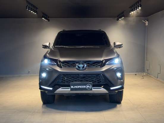 TOYOTA-HILUX SW4-2025
