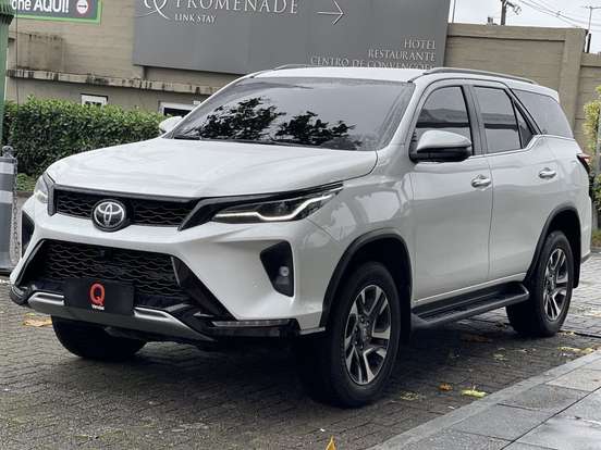 TOYOTA-HILUX SW4-2025