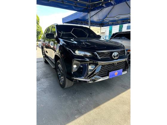 TOYOTA HILUX SW4 2.8 D-4D TURBO DIESEL SRX PLATINUM 7L 4X4 AUTOMÁTICO