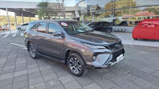TOYOTA-HILUX SW4-2025