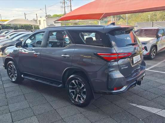 TOYOTA-HILUX SW4-2.8 D-4D TURBO DIESEL SRX PLATINUM 7L 4X4 AUTOMÁTICO TOYOTA-HILUX SW4-2025