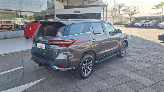 TOYOTA-HILUX SW4-2025