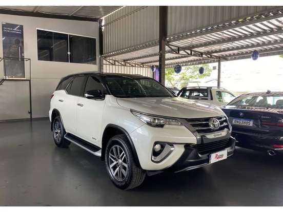 TOYOTA-HILUX SW4-2.8 SRX 4X4 7 LUGARES 16V TURBO INTERCOOLER DIESEL 4P AUTOMÁTICO TOYOTA-HILUX SW4-2017