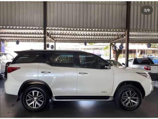TOYOTA-HILUX SW4-2.8 SRX 4X4 7 LUGARES 16V TURBO INTERCOOLER DIESEL 4P AUTOMÁTICO TOYOTA-HILUX SW4-2017