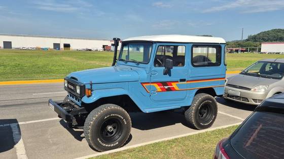 TOYOTA BANDEIRANTE 4.0 OJ50LV 4X4 TETO RIGIDO DIESEL 2P MANUAL