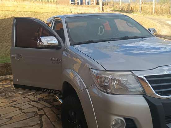TOYOTA-HILUX-2.7 SRV 4X4 CD 16V FLEX 4P AUTOMÁTICO TOYOTA-HILUX-2012