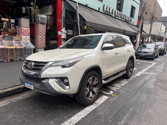 TOYOTA HILUX SW4 2.8 SRX DIAMOND 4X4 7 LUGARES 16V TURBO INTERCOOLER DIESEL 4P AUTOMÁTICO