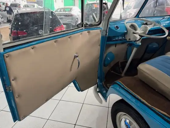 VOLKSWAGEN-KOMBI-1975