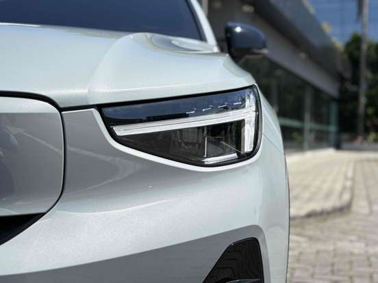 VOLVO-EX40-2025