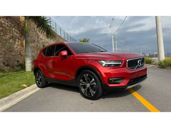 VOLVO-XC40-2021