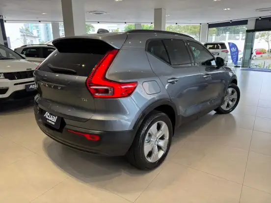 VOLVO-XC40-2019