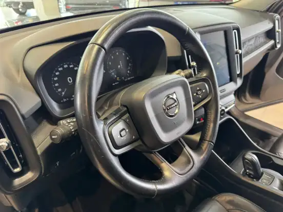 VOLVO-XC40-2019