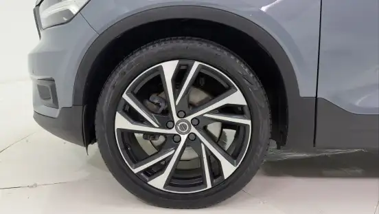 VOLVO-XC40-2019