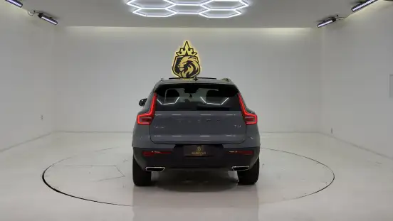 VOLVO-XC40-2019