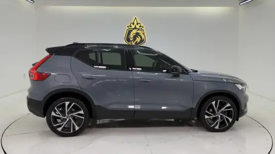 VOLVO-XC40-2019