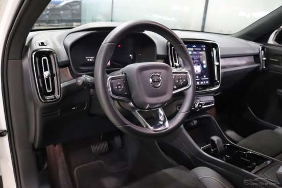 VOLVO-XC40-2023