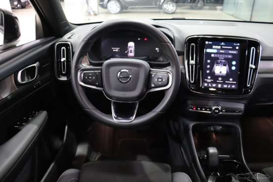 VOLVO-XC40-2023