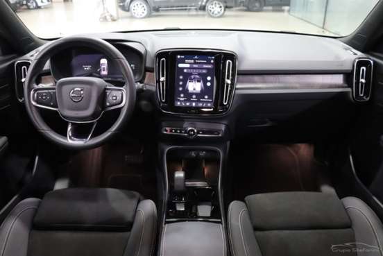 VOLVO-XC40-2023