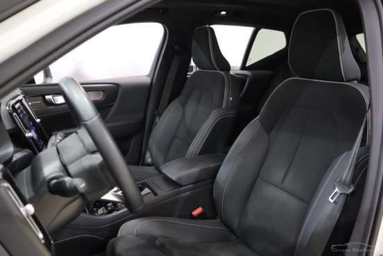VOLVO-XC40-2023