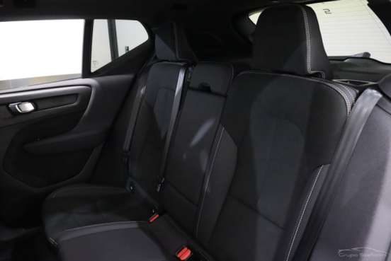 VOLVO-XC40-2023