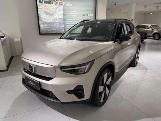 VOLVO-XC40-2022