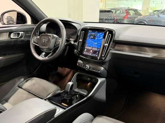 VOLVO-XC40-2022
