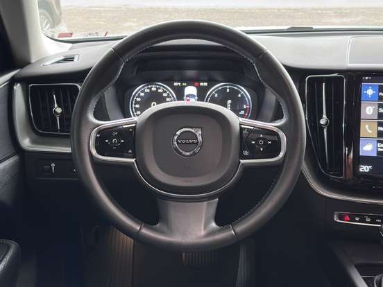 VOLVO-XC60-2.0 D5 DIESEL MOMENTUM AWD GEARTRONIC VOLVO-XC60-2019