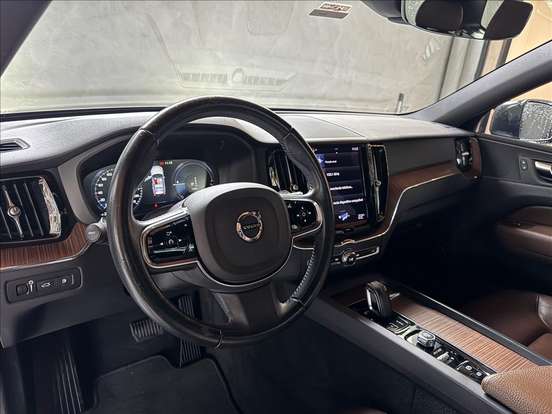 VOLVO-XC60-2020