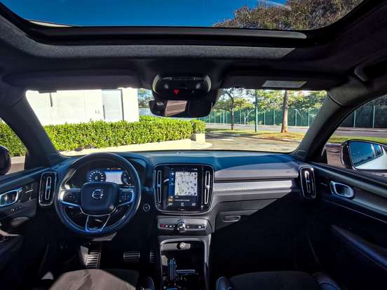 VOLVO-XC40-2019