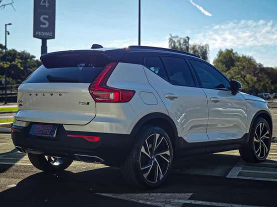VOLVO-XC40-2019