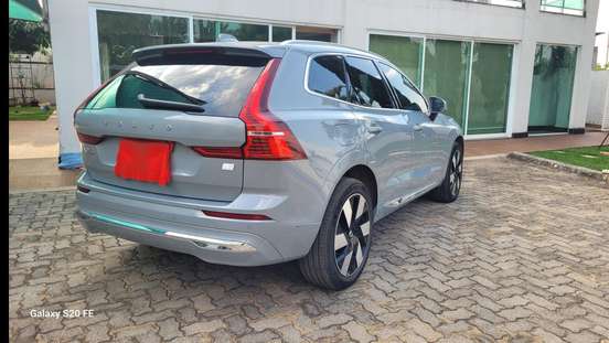 VOLVO-XC60-2024