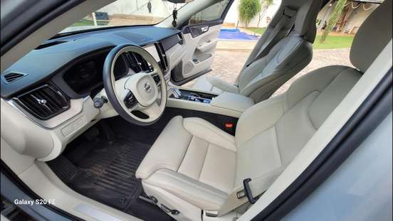 VOLVO-XC60-2024