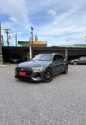 AUDI-E-TRON-2020