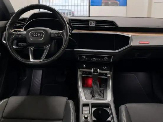 AUDI-Q3-2021