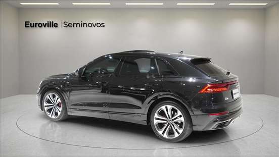 AUDI-Q8-2022
