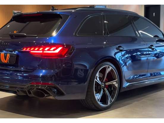 AUDI-RS4-2020