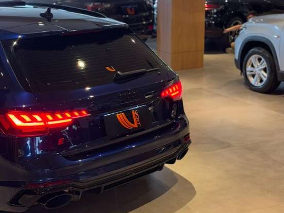 AUDI-RS4-2020