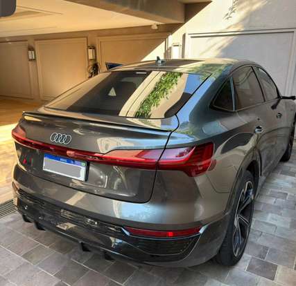 AUDI-Q8-2023