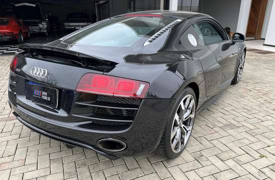 AUDI-R8-2011
