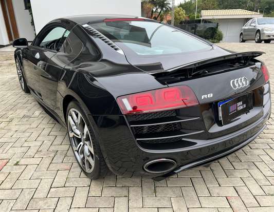 AUDI-R8-2011