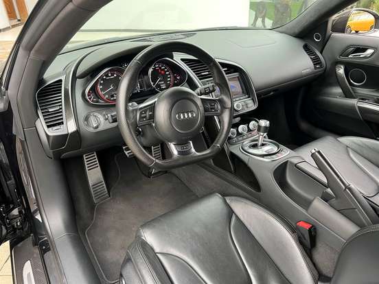 AUDI-R8-2011