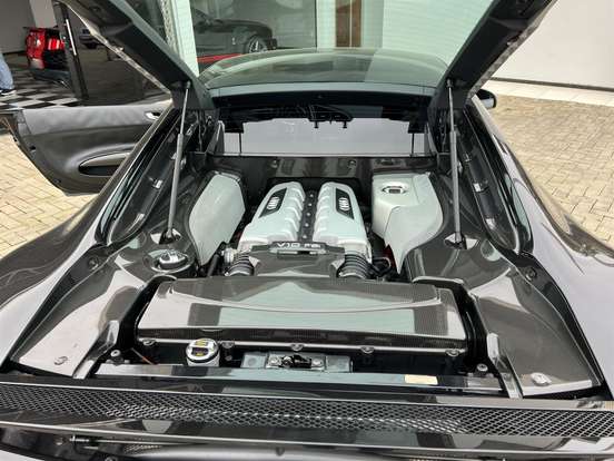 AUDI-R8-2011