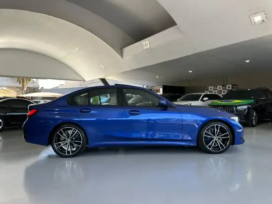 BMW-320i-2023