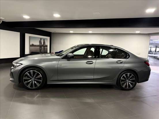 BMW-320i-2022